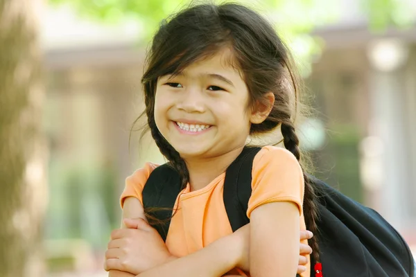 Adorabile ragazza di cinque anni pronta per il primo giorno di scuola ; — Foto Stock