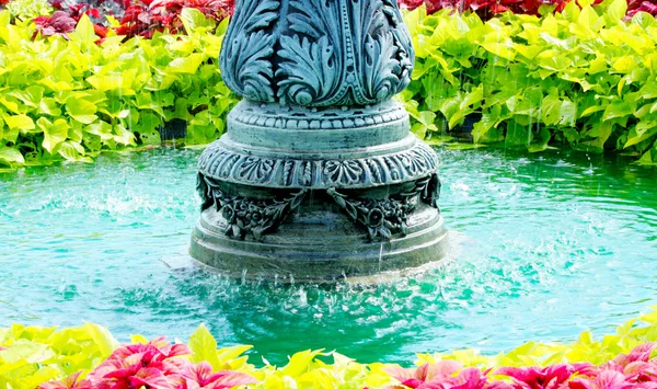 Красивый и красочный фонтан с водой — стоковое фото