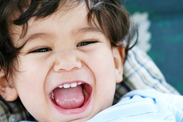 Bebê menino boca bem aberta em um grande sorriso — Fotografia de Stock