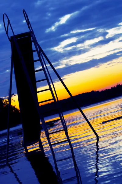 Glisser dans le lac au coucher du soleil — Photo