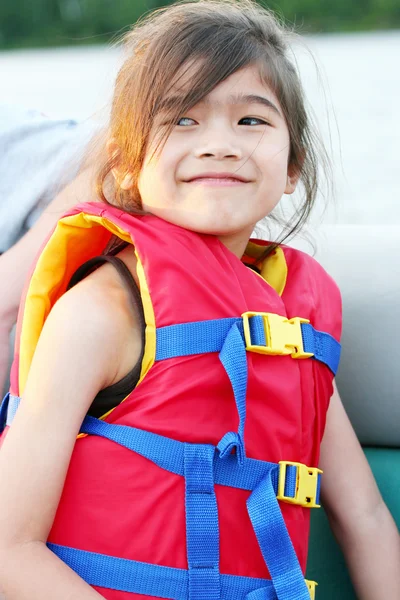 Liten flicka i flytväst i båt — Stockfoto