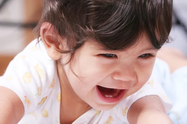 Счастливый улыбающийся ребенок учится ползать — стоковое фото
