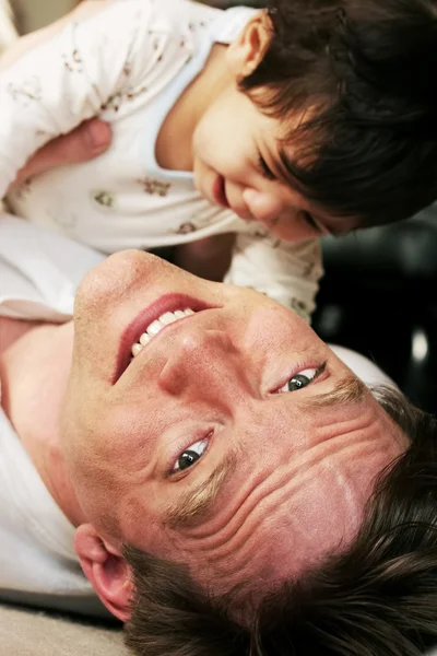 男の赤ちゃんと遊ぶの父 — ストック写真