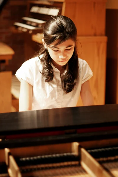 Young teen girl playing piano — Stock Photo, Image