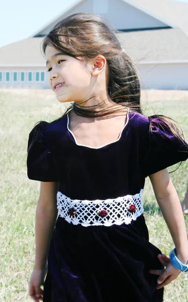 Sevimli küçük kız açık havada yürüyüş — Stok fotoğraf