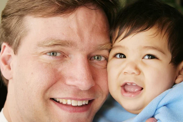Padre figlio guancia a guancia — Foto Stock