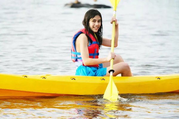 Dívka v kajaku na jezeře — Stock fotografie