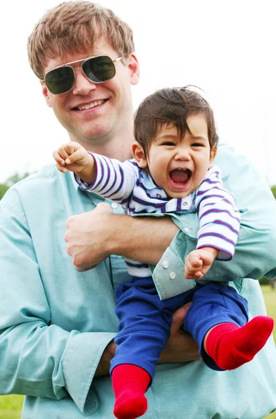 Father and son enjoying the outdoors — Stock Photo, Image