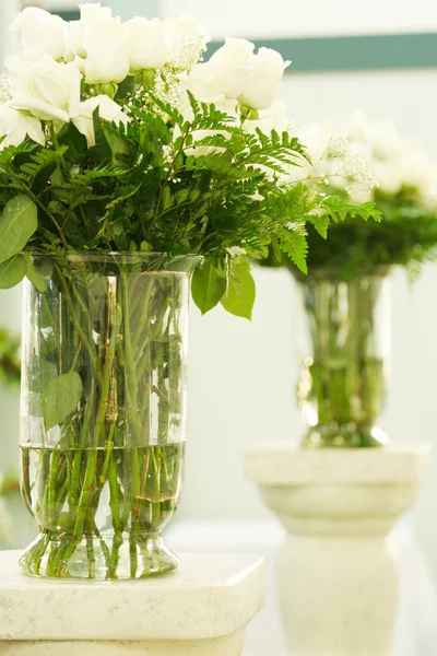 Rosas brancas elegantes em vaso — Fotografia de Stock