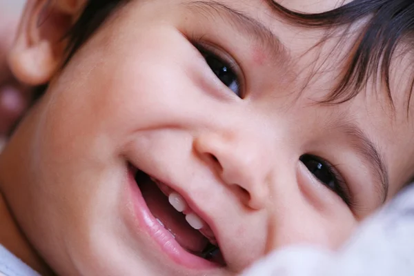 Ευτυχισμένο μωρό αγόρι χαμογελά — Φωτογραφία Αρχείου