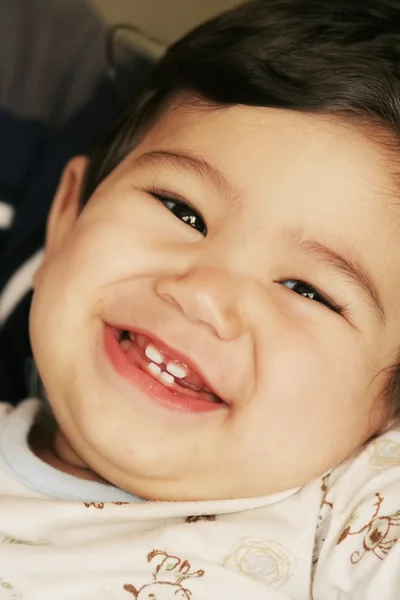 Knappe baby glimlachen — Stockfoto