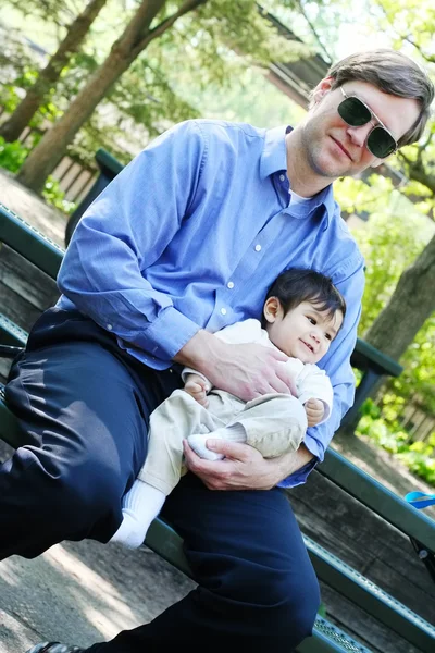 Vader en zoon genietend van het park — Stockfoto