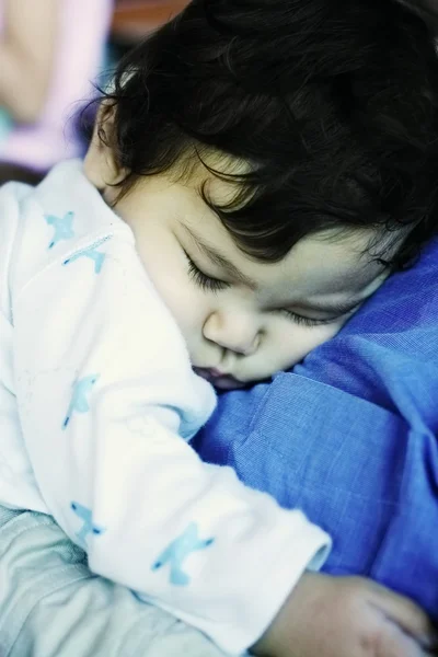 Малыш спит на папиной груди — стоковое фото