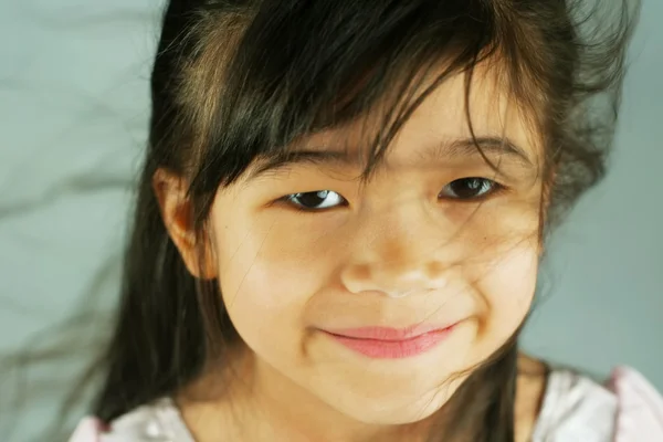 Krásné dítě úsměv do kamery — Stock fotografie