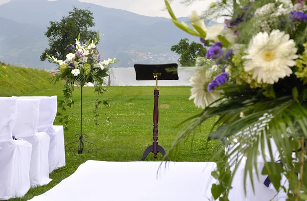 Altar de boda en la naturaleza Fotos De Stock Sin Royalties Gratis