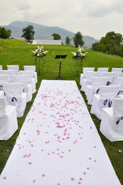Hochzeitsvorbereitungen in der Natur lizenzfreie Stockfotos