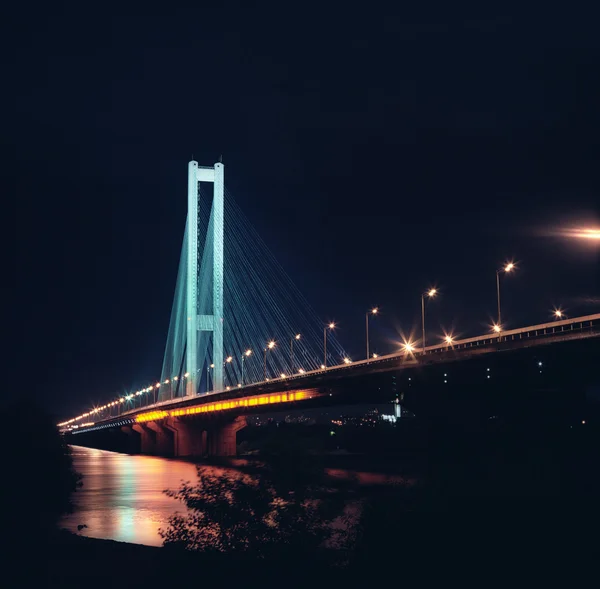 Südbrücke in der Nacht. kyiv, ukrainisch. — Stockfoto