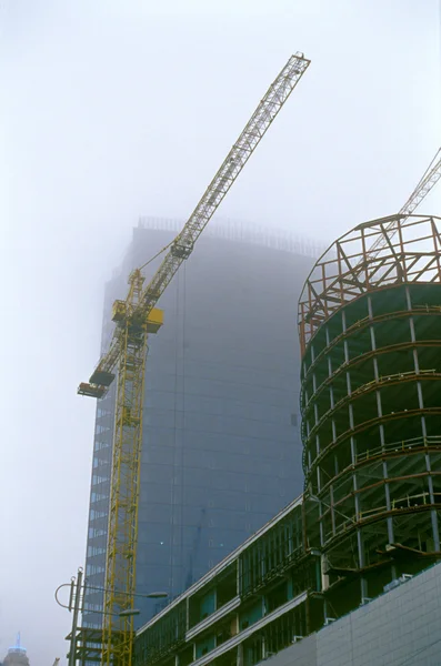 Byggeplads i tåge . - Stock-foto