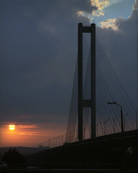 Le pont sud contre un coucher de soleil . — Photo