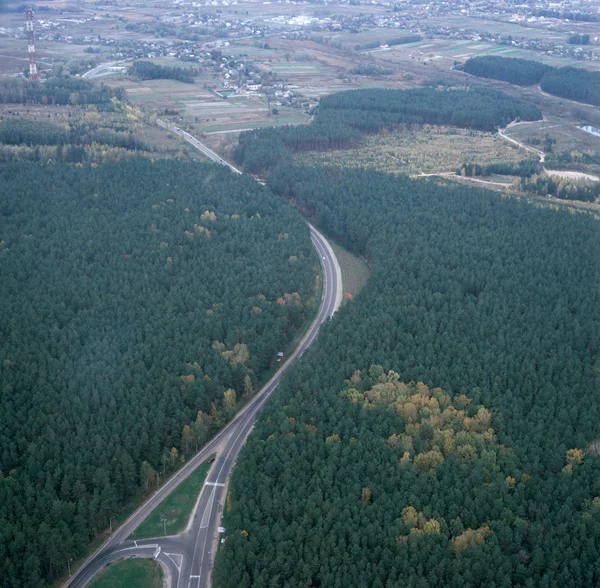Dálnice přes les. Letecký snímek. — Stock fotografie