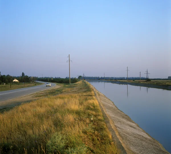 Δρόμο και το ποτάμι — Φωτογραφία Αρχείου