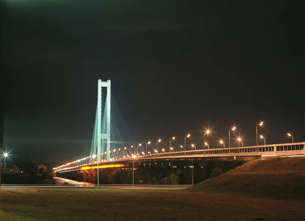 Südbrücke in der Nacht. kyiv, ukrainisch. — Stockfoto