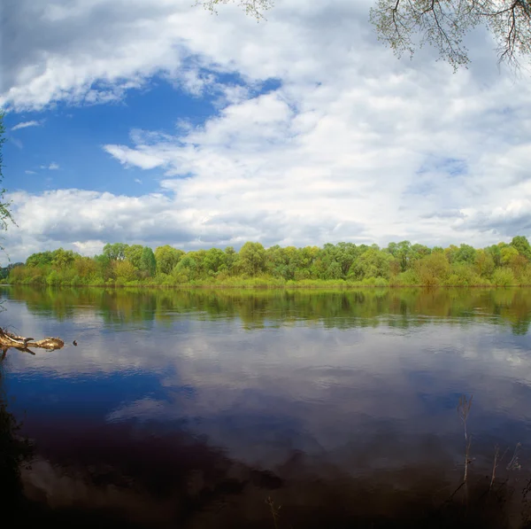 Wiosenny krajobraz rzeki. — Zdjęcie stockowe