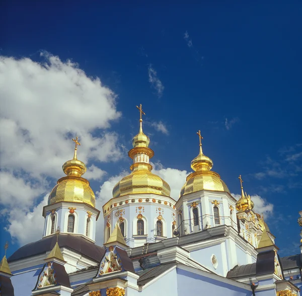 Gold domes of St. Michael cathedral. Kyiv, Ukraine. — Stock Photo, Image