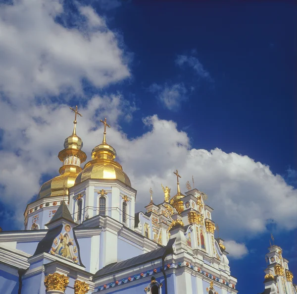 Золотые купола Михайловского собора. Киев, Украина . — стоковое фото