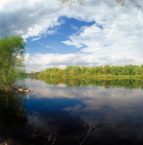Wiosenny krajobraz rzeki. — Zdjęcie stockowe