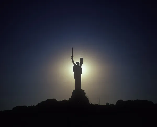 El hito de Kiev: estatua de acero a la Madre Patria. Ucrania . — Foto de Stock