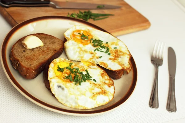 Toast con uovo fritto con erba cipollina — Foto Stock