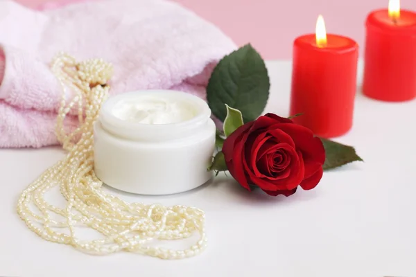Kosmetikcreme mit Rose und Perlen — Stockfoto