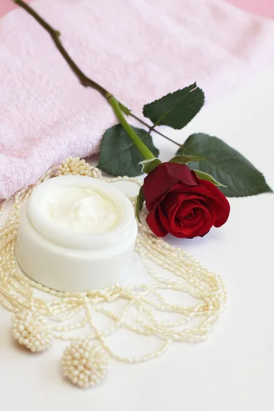 Kosmetyk krem z różą, perła — Zdjęcie stockowe