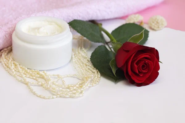 Crema cosmetica con una rosa, una perla — Foto Stock
