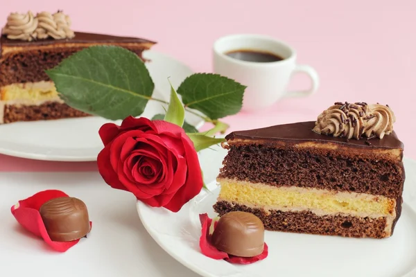 Gâteau au chocolat avec rose et bonbons — Photo
