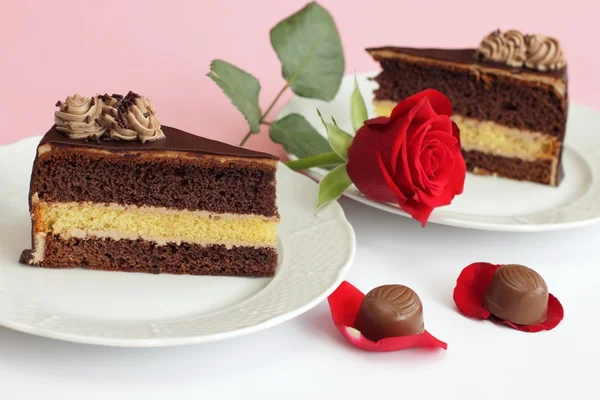 Pastel de chocolate con rosa y caramelos — Foto de Stock