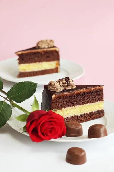 Gâteau au chocolat avec rose et bonbons — Photo