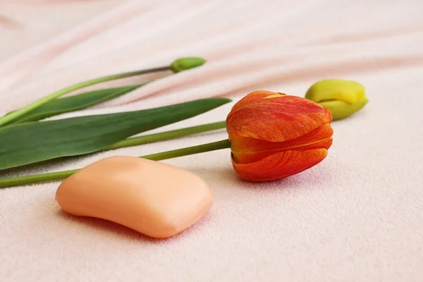 Jabón con tulipanes — Foto de Stock