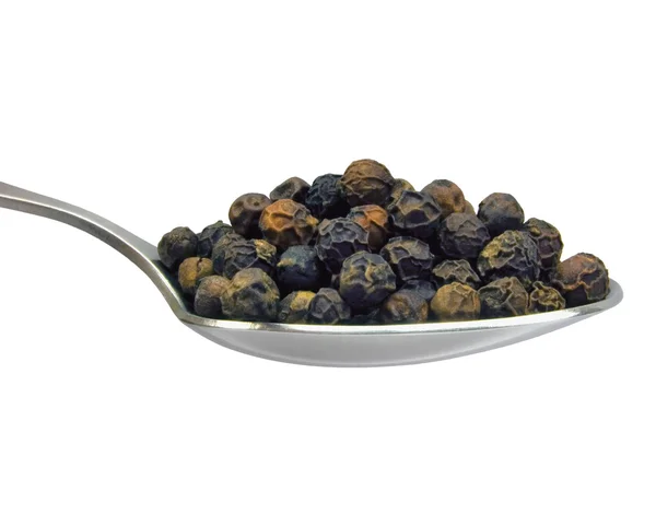 Cucchiaio di grani di pepe nero, isolato su bianco, macro primo piano — Foto Stock