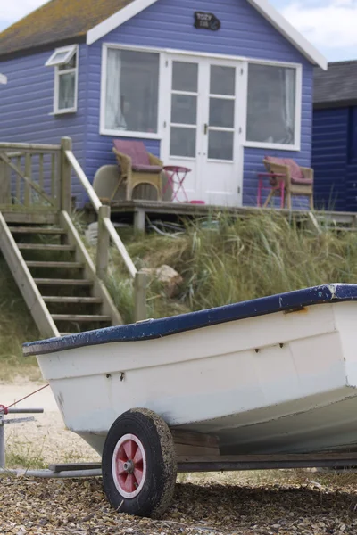 Strandhütte und Boot — Stockfoto