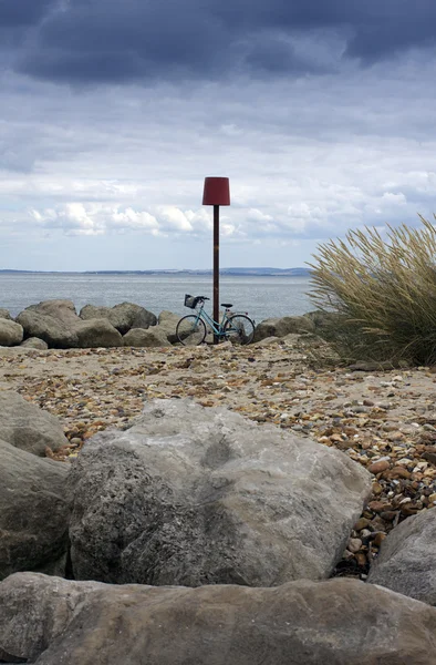 Велосипед и пляж — стоковое фото