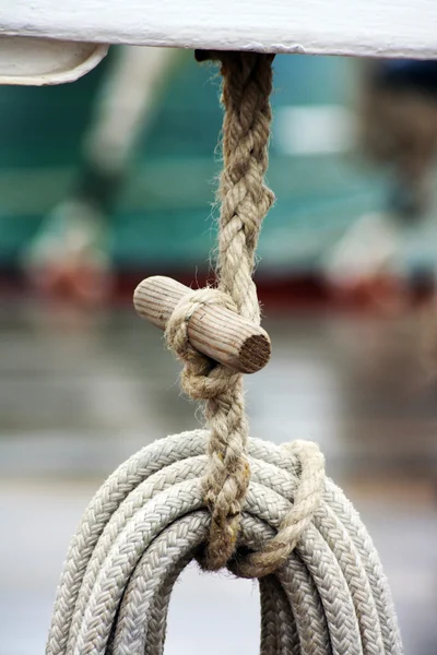 Скрученная веревка — стоковое фото