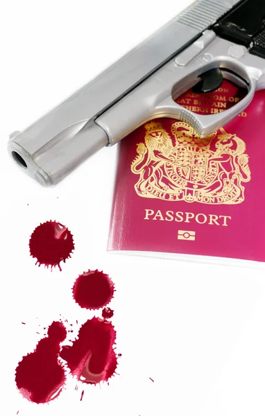 Passport and gun — Stock Photo, Image