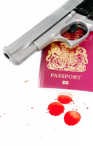 Passport and gun — Stock Photo, Image