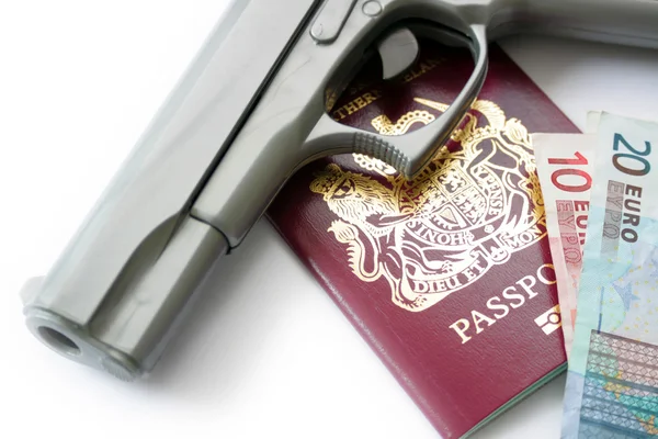 Kézi fegyvert & útlevél — Stock Fotó