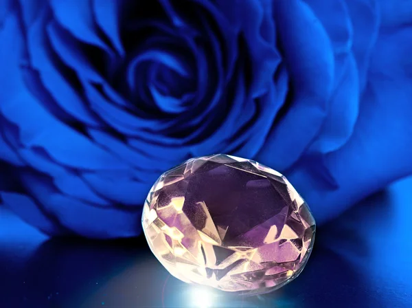 Трояндовий бутон з дорогоцінним камінням — стокове фото