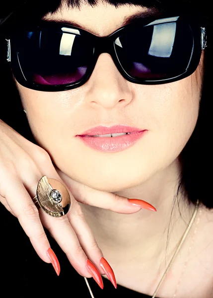 Mode kvinna porträtt bär solglasögon — Stockfoto