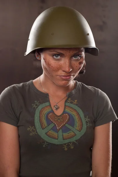 Askeri güzel gülümseyen kız — Stok fotoğraf