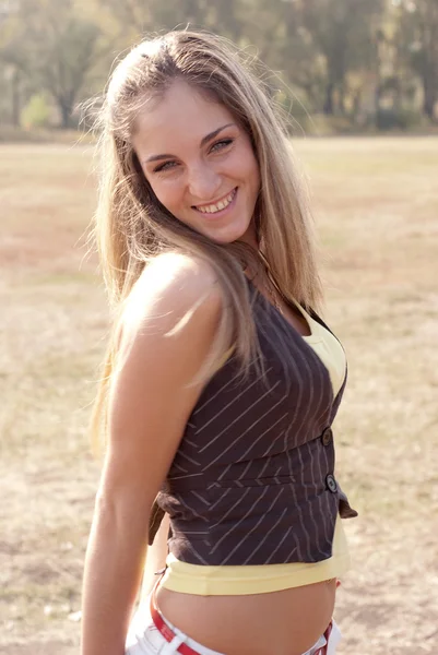 Vacker leende flicka — Stockfoto